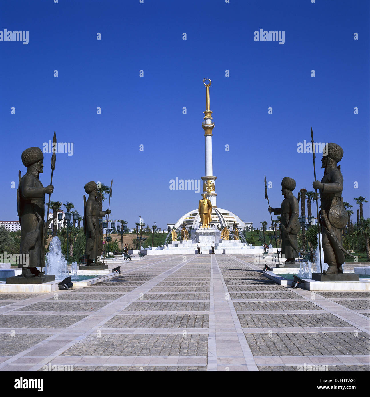 Turkmenistan, Aschchabad, indipendenza monumento, statua, Turkmenbaschi Asia, Asia Centrale, Turkmenien, Turkmenostan Respublikasy, Asgabad, città capitale, monumento dell'indipendenza, presidente, Nijasow Saparmud Atajewitsch, guida tutti i turcomanni, freeze frame, Golden, dora nostra, Eagle, fontana, acqua cembalo, figure, titolo Foto Stock