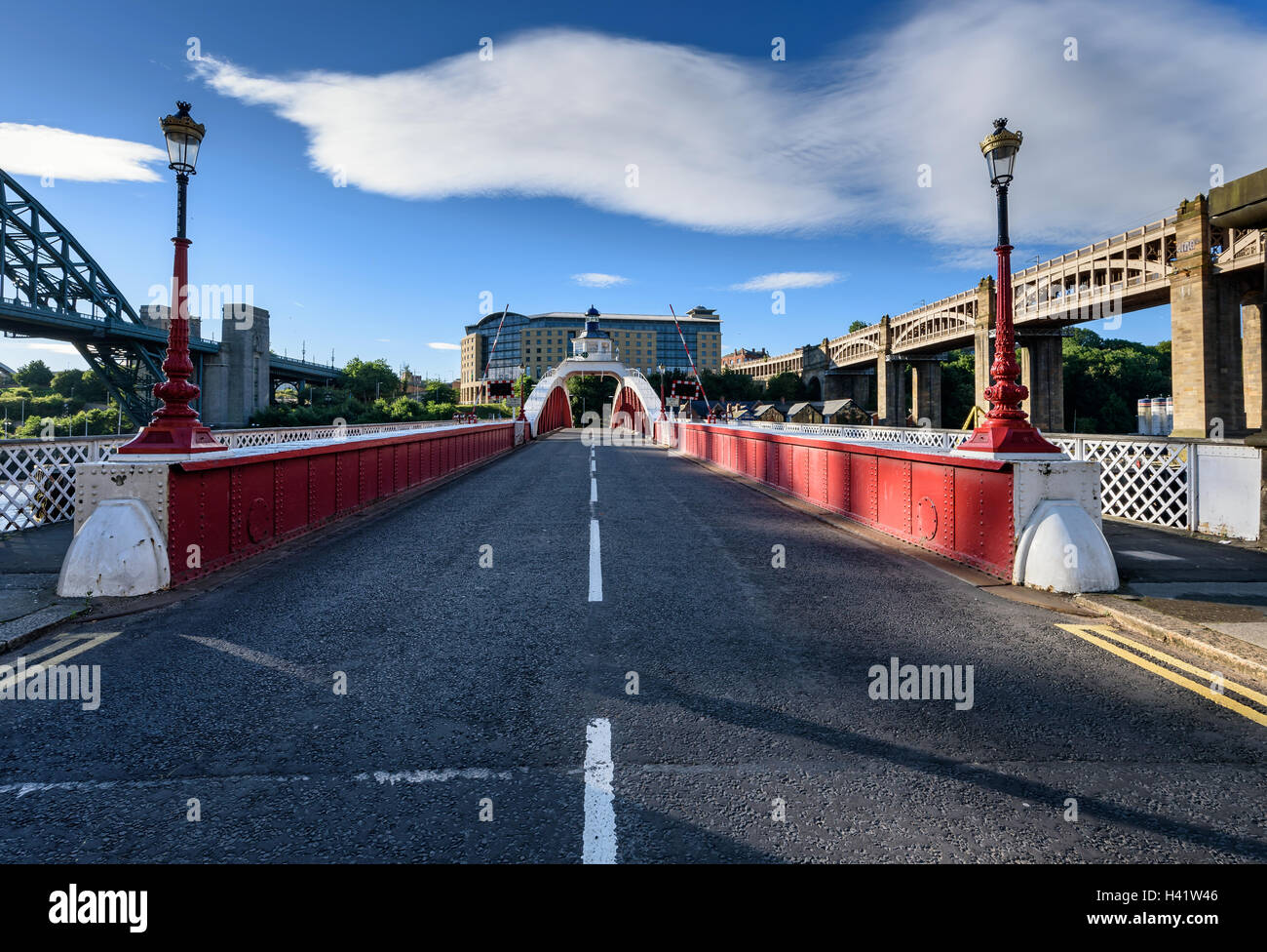 Ponte girevole uno dei molti ponti sul fiume Tyne a Newcastle in Inghilterra. Foto Stock