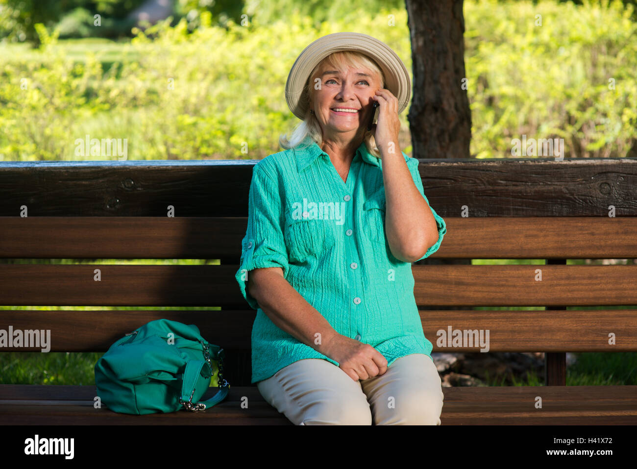 Donna con telefono è sorridente. Foto Stock