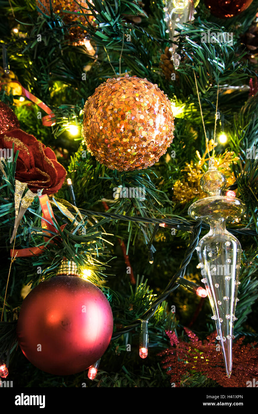 Sfondo formato da colorate decorazioni natalizie. Foto Stock