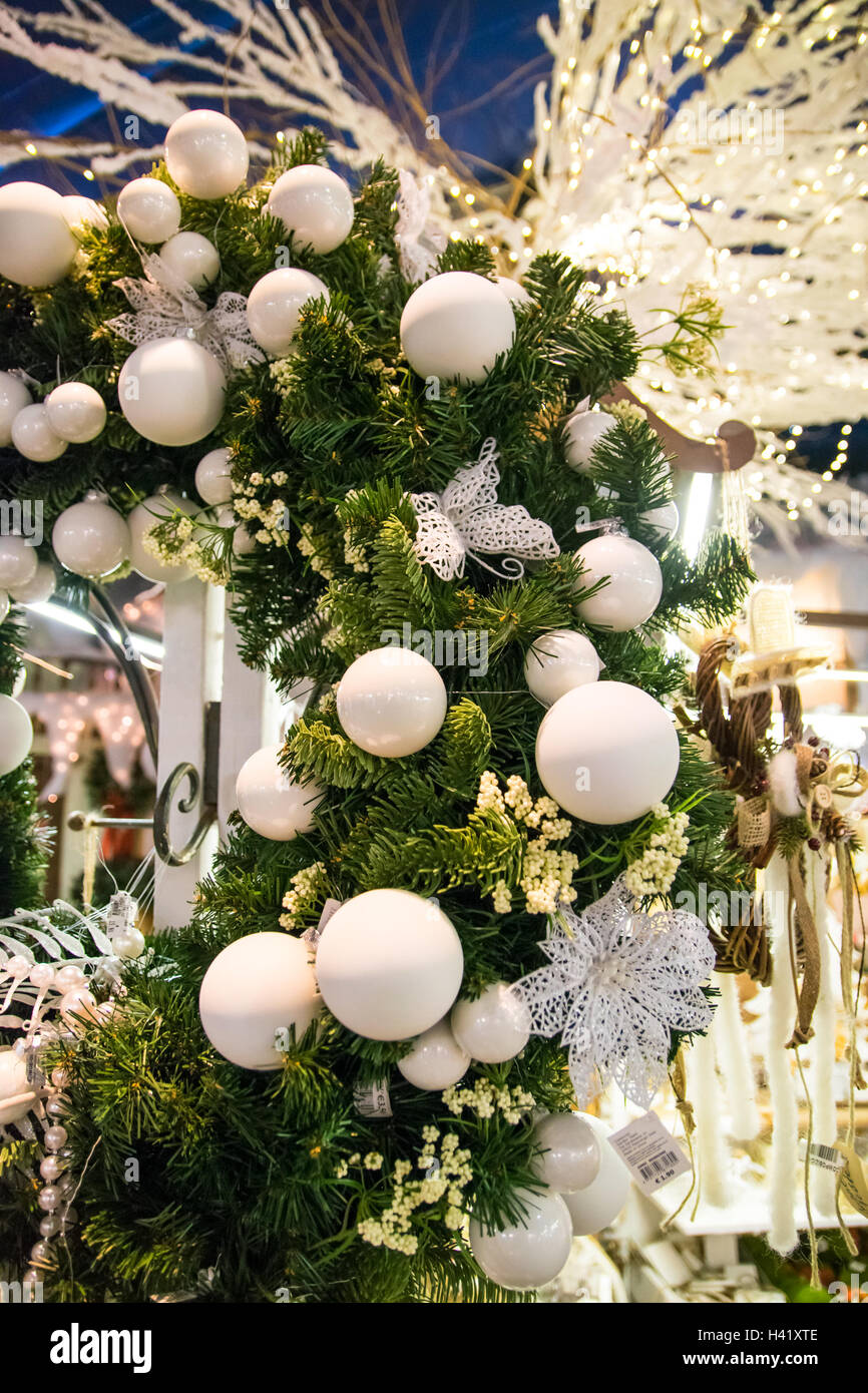 Particolare di una decorazione di Natale con rami di pino e palle bianche. Foto Stock