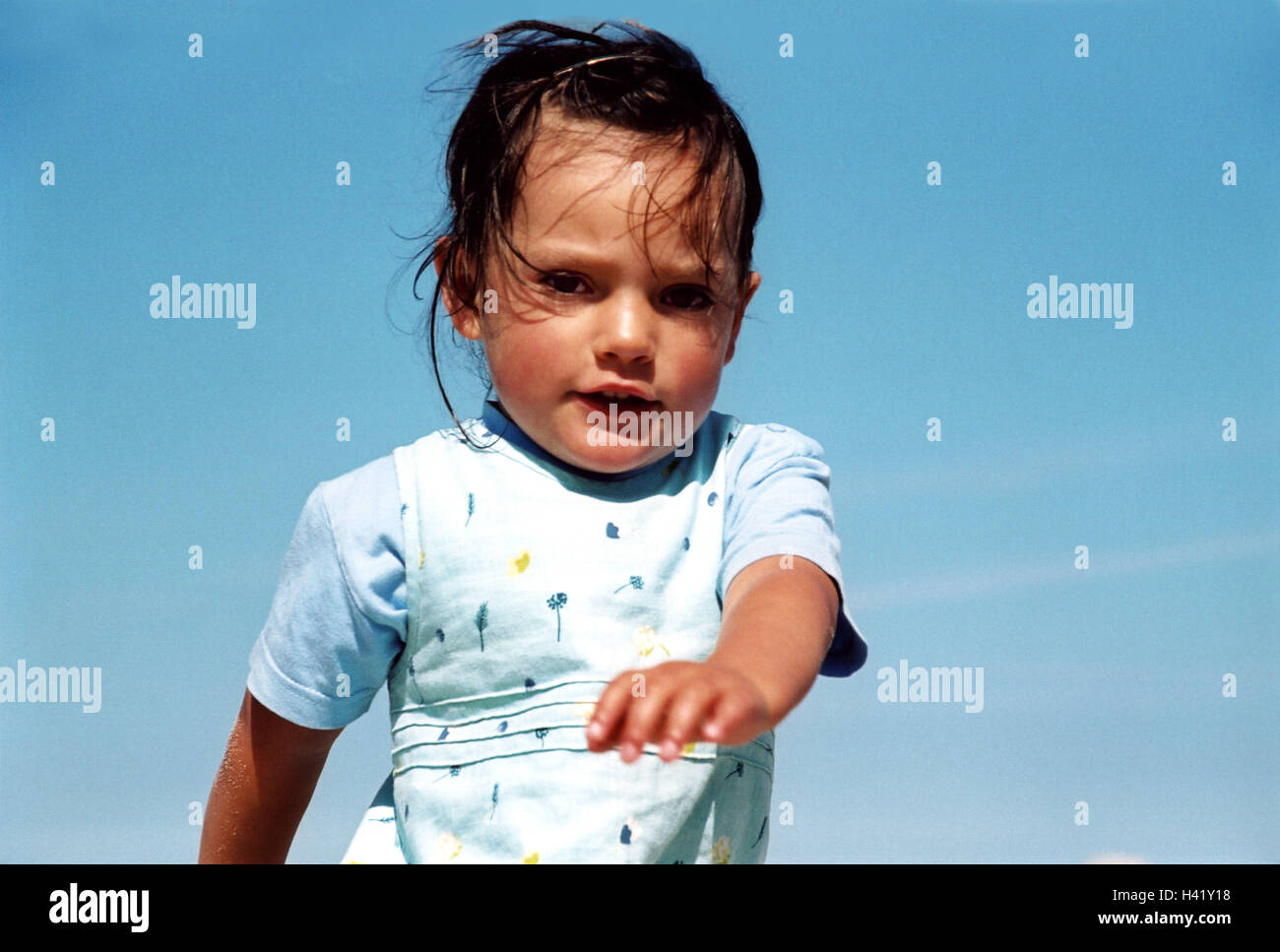 Le ragazze, movimento sguardo fotocamera, metà ritratto, estati, 3 anni, bambino neonato dai capelli scuri, vestito di luce blu, infanzia, liberamente, va, oscillazione scadente, gioca, corre, dinamicamente, intenzionalmente, esterno, Foto Stock