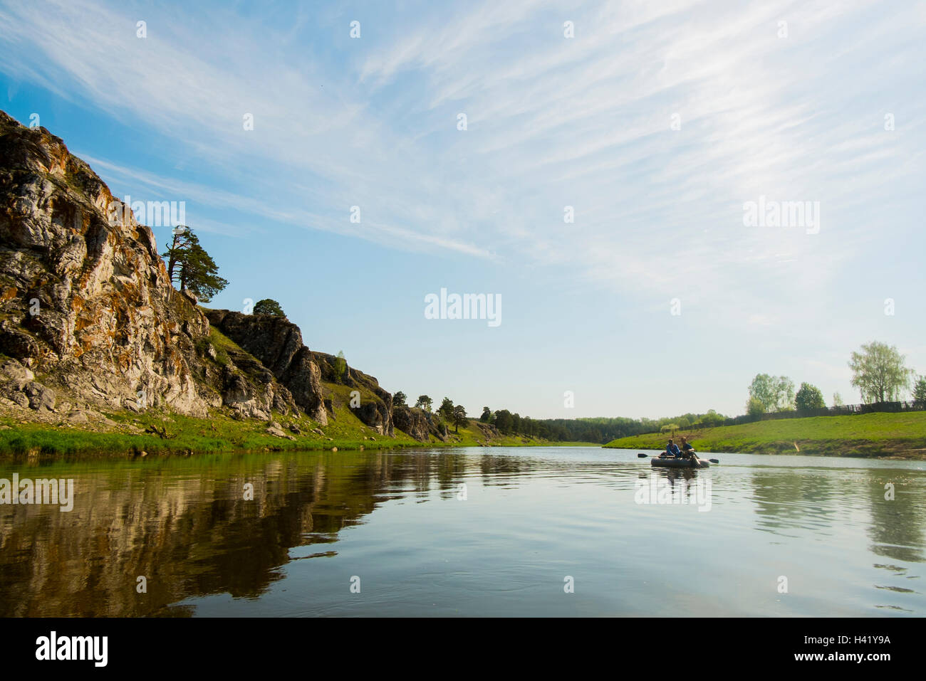 Uomini caucasici in zattera gonfiabile sul fiume Foto Stock