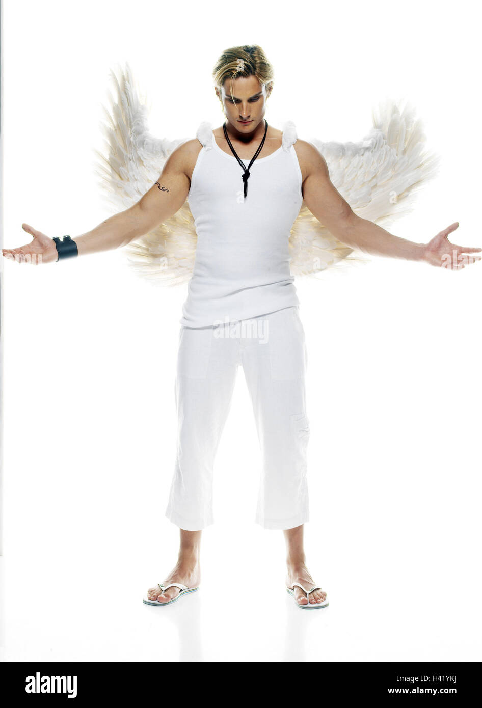Man with angel wings immagini e fotografie stock ad alta risoluzione - Alamy