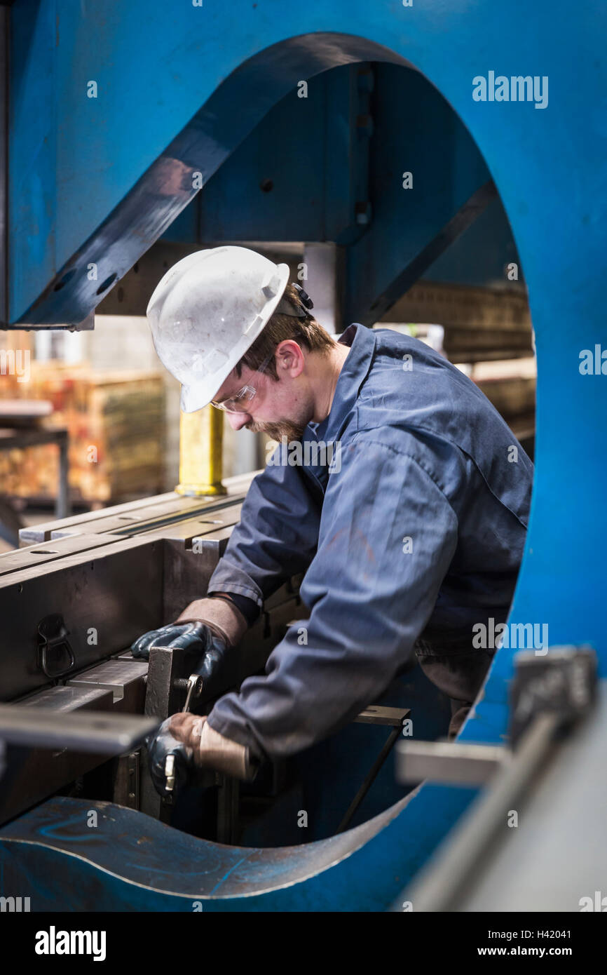 Lavoratore caucasica fabbricazione di metallo in fabbrica Foto Stock