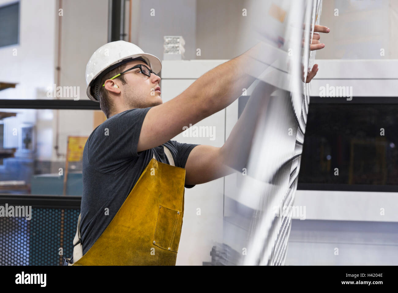 Lavoratore caucasica fabbricazione di metallo in fabbrica Foto Stock