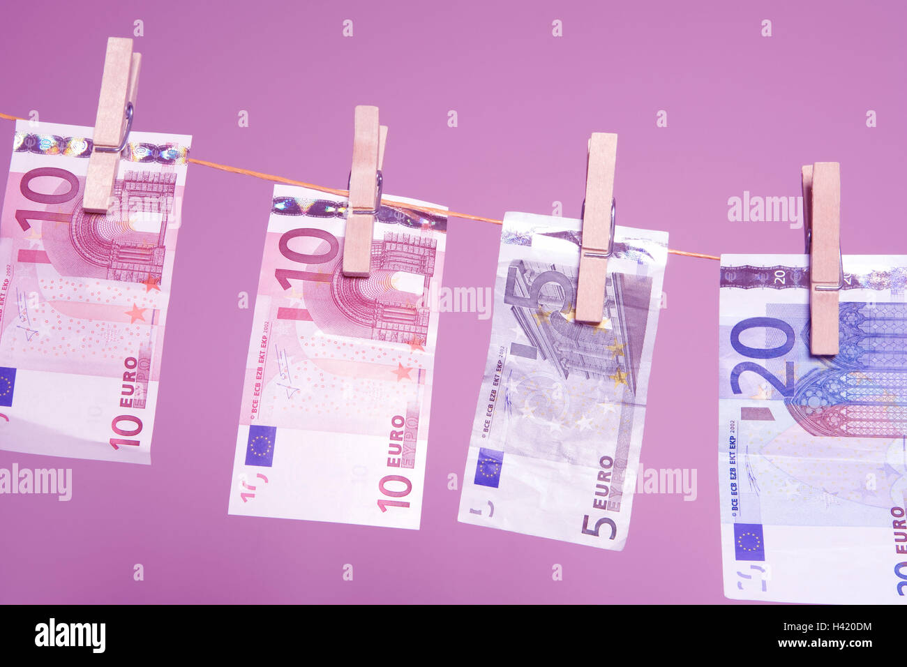 Linea di abbigliamento, bollette, simbolo di denaro, lavanderia, stringa, denaro Euro Euro Bills, carta moneta, hang, riaggancia, asciuga, denaro servizio lavanderia, mezzi di pagamento, criminalità, delinquenza commerciale,, disonestà, tranquillamente la vita, fatto reception, studio, interni, colore rosa, Foto Stock