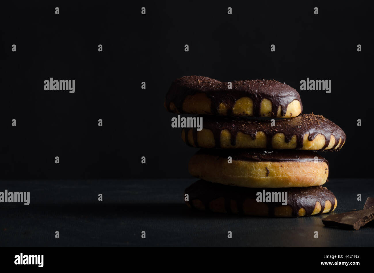 Ciambelle fresche, big one per i più grandi la fame, cioccolato pinky e suger, cappuccio americana di mattina, il posto per la pubblicità Foto Stock