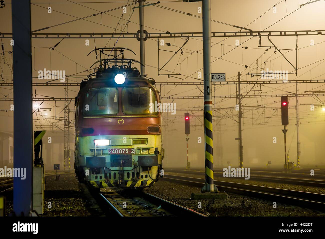 Locomotiva elettrica in attesa sui brani in Slovacchia nei pressi di Leopoldov Foto Stock