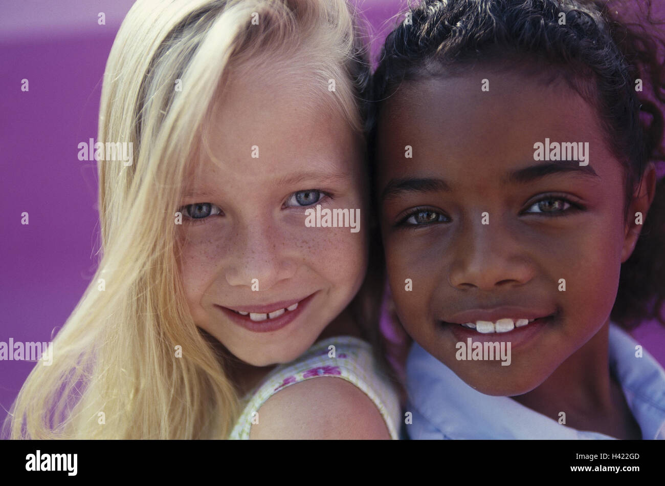 Le ragazze, nazionalità, differentemente, sorriso, Ritratto, Bambini,  infanzia, il colore della pelle e felice, allegria, felice, amici, due,  bionda, dai capelli scuri, con i capelli lunghi, riccioli, di carnagione  scura, non bianchi