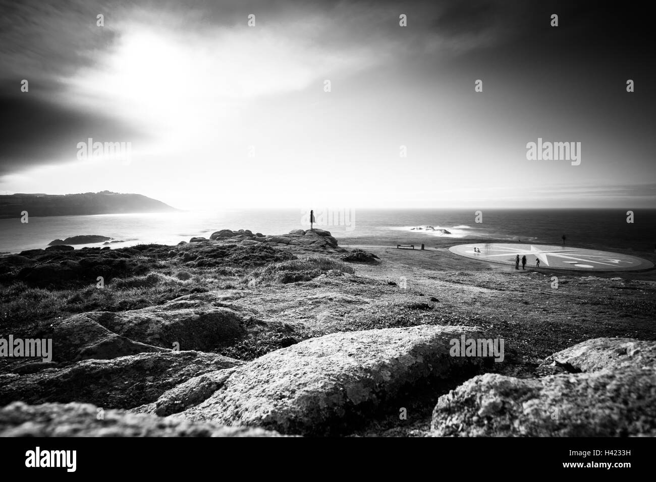 Gigante rose del vento sul bordo della costa macchiato da una persona dalla cima di una roccia Foto Stock