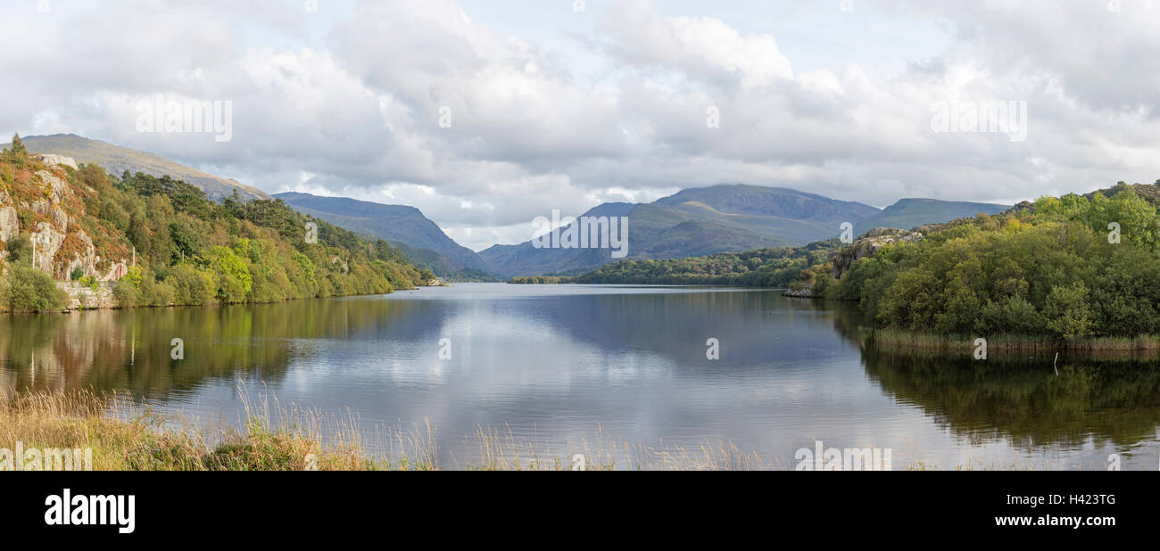 Llyn Padarn Lake nei pressi del villaggio di Llanberis e le lontane Snowdon massiccio, Parco Nazionale di Snowdonia, Gwynedd, Galles del Nord, Regno Unito Foto Stock