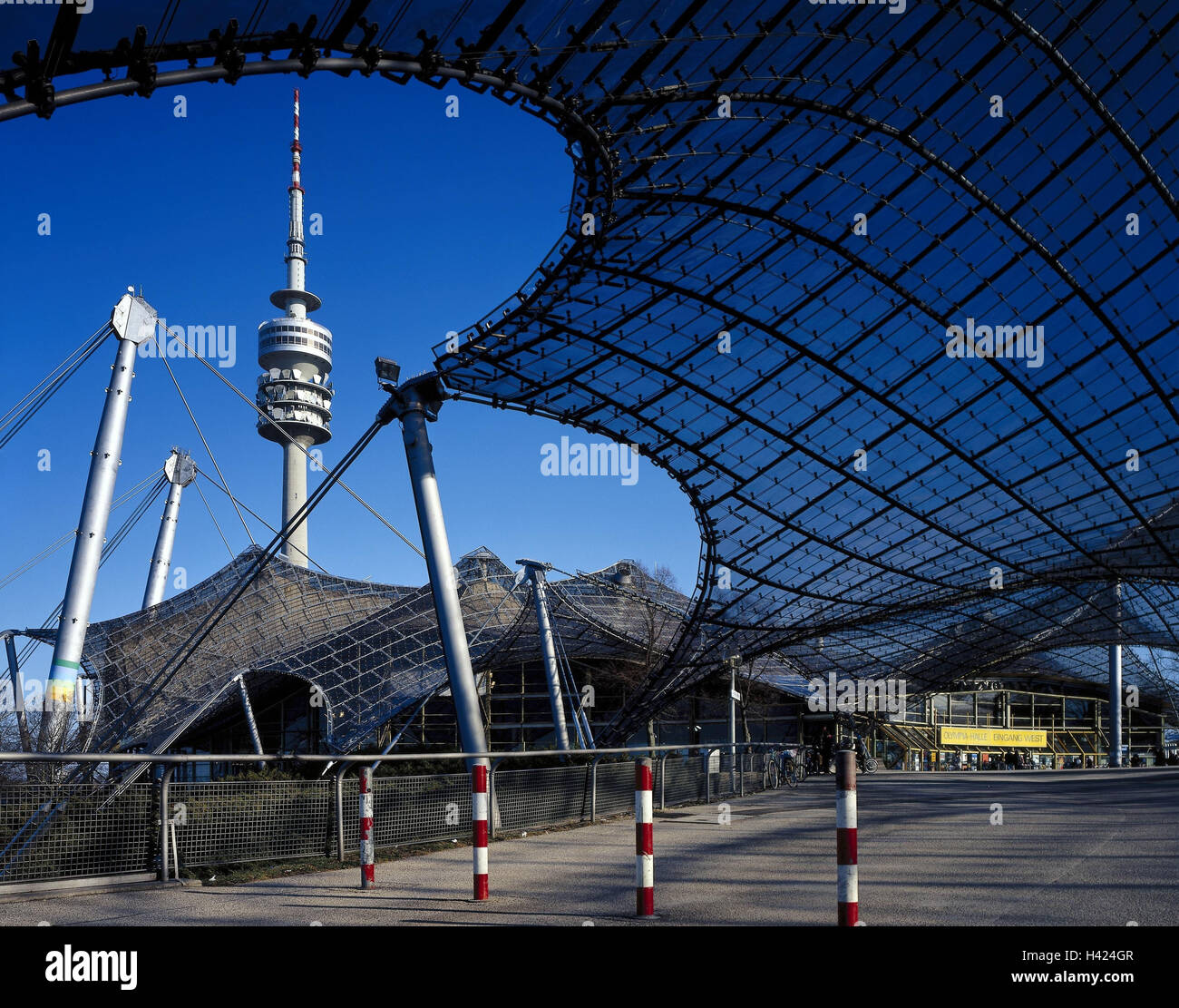 In Germania, in Baviera, Monaco di Baviera, Complesso Olimpico, Olympic Hall, di ingresso ovest, la torre della televisione, al di fuori della Baviera, capitale dello stato, Olympic Park, hall, palestra, tetto, tenda tetto, costruzione, luogo di interesse storico, torre, torre di invio Foto Stock