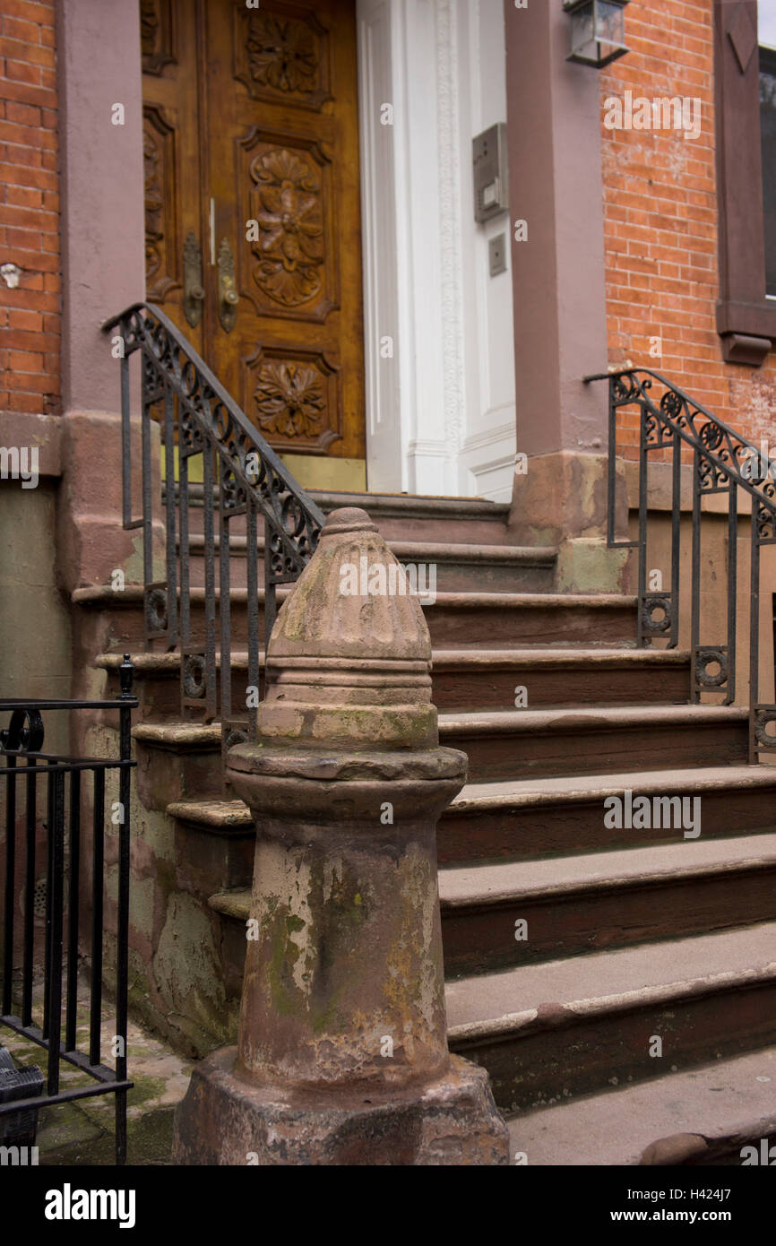 Xix c. porta stoop con massicce newel post a Chelsea, Manhattan, New York. Foto Stock