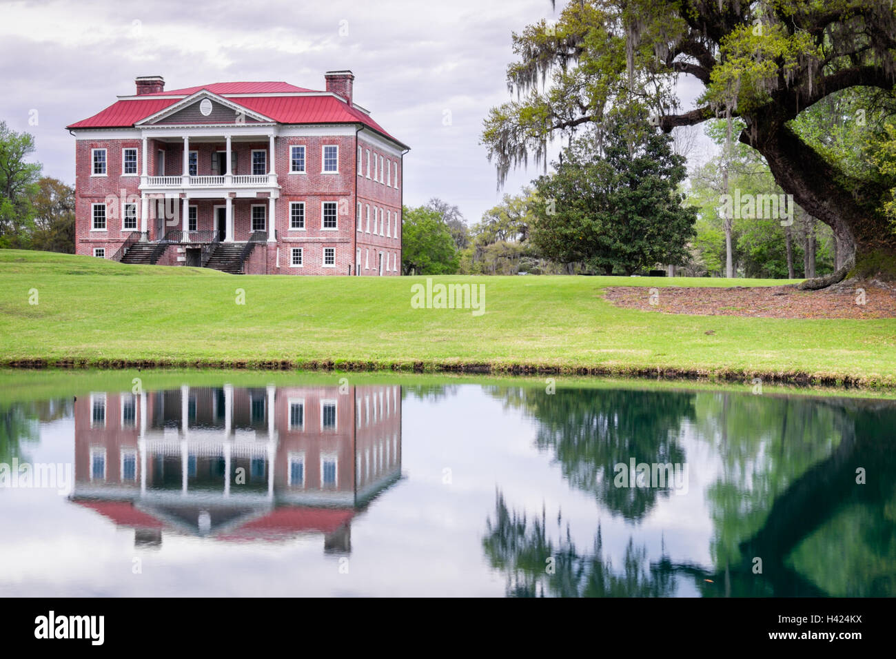 Era Coloniale Drayton Halll e stagno riflettente, Charleston, Carolina del Sud Foto Stock