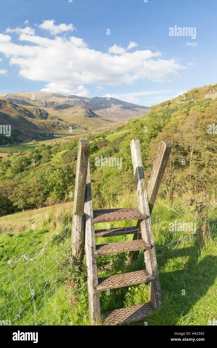 Cercando la valle Nantgwynant verso Glyder Fawr e Glyder Fach, Snowdonia National Park, North Wales, Regno Unito Foto Stock