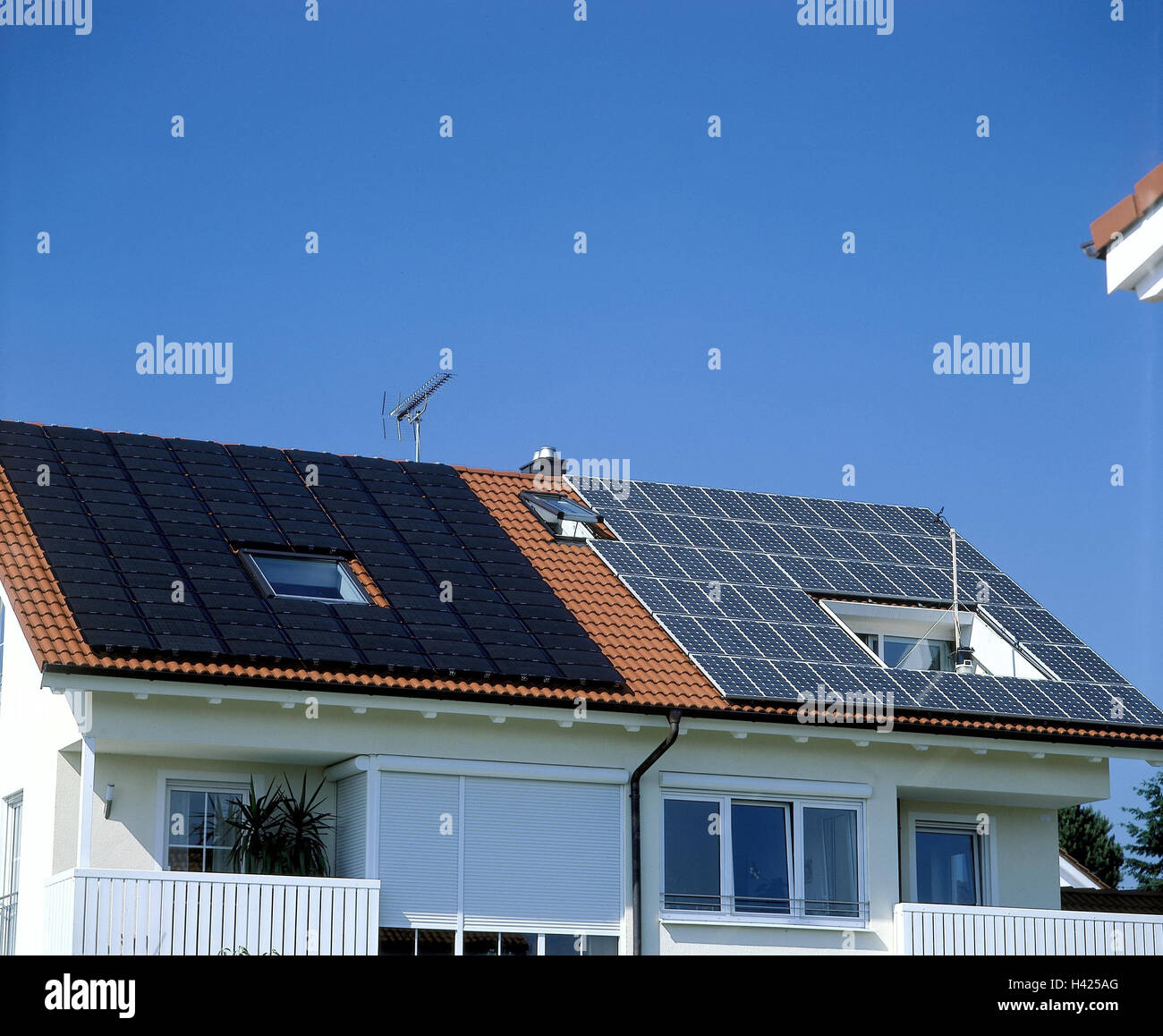 Germania, casa tetto, energia solare, pannelli solari sulla sinistra, celle solari sulla destra, house, casa residenziale, casa, produzione di potenza, dettaglio, tetto, impianto solare, energia solare, Heliotechnik, energia alternativa, energia alternativa, produzione di energia, Foto Stock