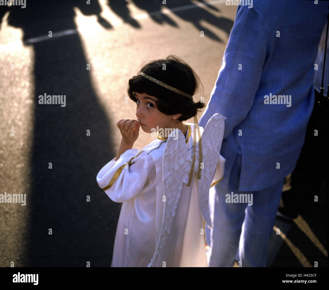 Processione del Corpus Domini, ragazza, rivestimento, Angelo, nessun modello di rilascio, il Corpus Domini, processione, bambino, infanzia, 6-7 anni, Engel costume, Angelo è ala, innocentemente, timidamente, moderazione, a tentoni, la timidezza, il Cattolicesimo, il cristianesimo, Angelo costume, verkl Foto Stock