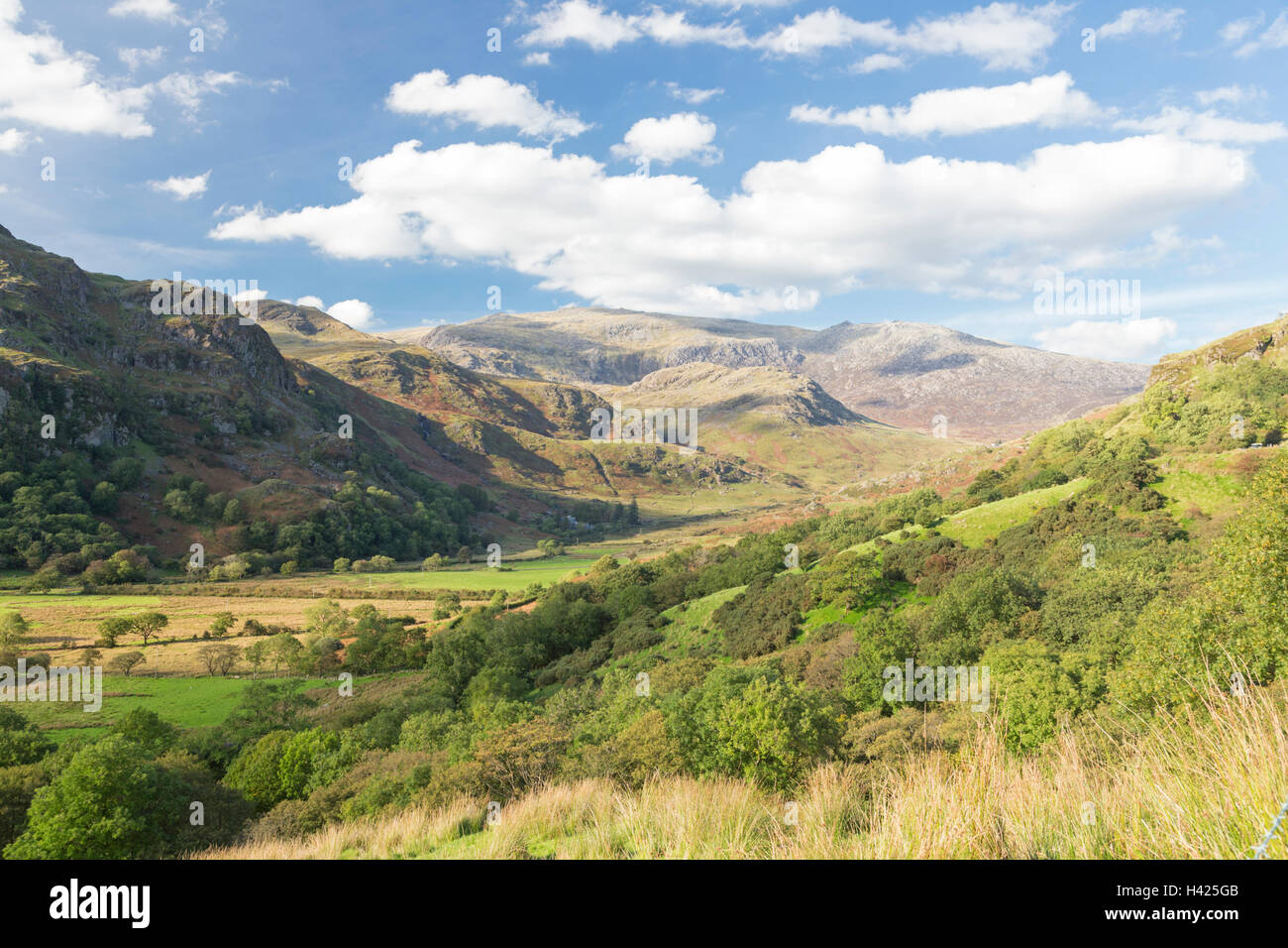 Cercando la valle Nantgwynant verso Glyder Fawr e Glyder Fach, Snowdonia National Park, North Wales, Regno Unito Foto Stock