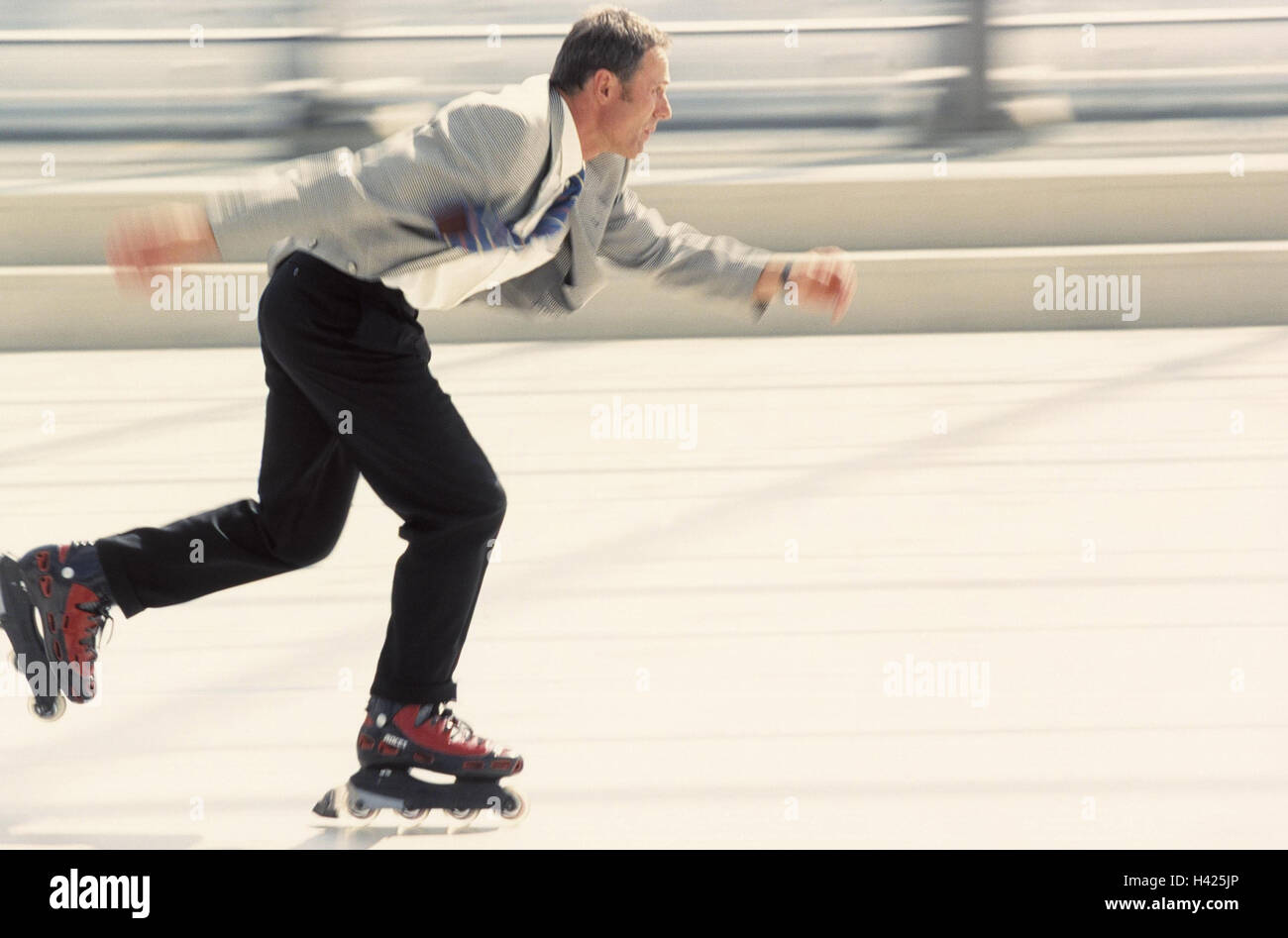 Città, manager, Inlineskates, sportily, esterno, business, uomo, imprenditore, sport, fitness, montare, divertente, Inlineskater, esegui fare progressi rapidi, la velocità, la velocità, il ritmo, la locomozione, pursuit, volo, la carriera e il successo con successo, flessibile, Inlineskaten Foto Stock