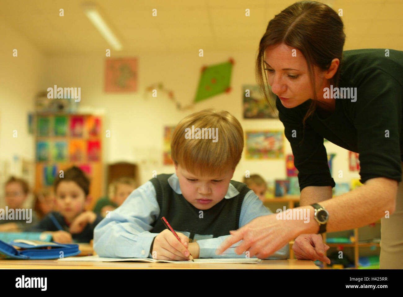 Aule, lezioni, insegnante, scolaro, aiuto non uso negativo scuola, classe, banco di scuola, scolaro, bambini, scuola bambini 7 - 10 anni, donna, professione, informare, aiuto, spiegazione, informazione, educazione scolastica, educazione, attenzione all'interno Foto Stock
