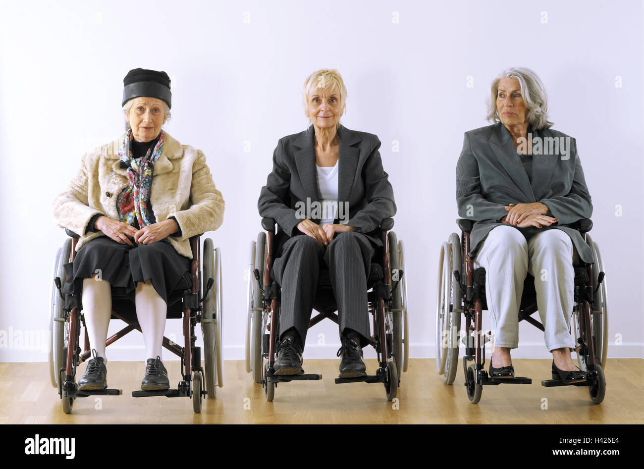 Gli anziani, si siede, carrozzelle fianco a fianco le donne, vecchi, età, sedia a rotelle chauffeuses, impedimento, gehbehindert, ostacola, supporto-bisognoso, Gehbehinderung, disabilità, aids, paralizzato la locomozione, mobilità, indipendenza, autonomia, simbolo, concetto, il destino tragico Foto Stock