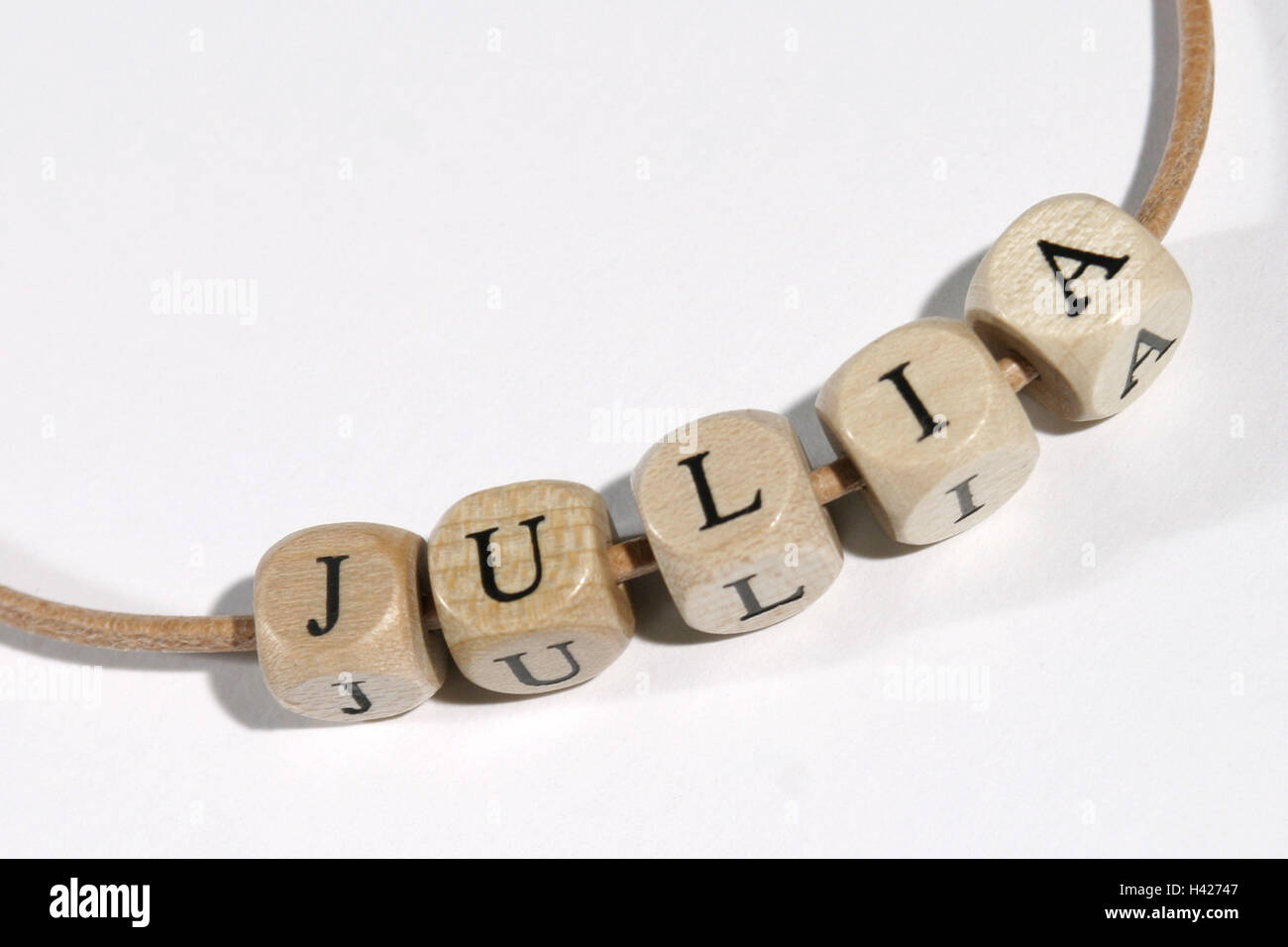 Collana, cubo di legno, il nome "Julia" braccialetto, catena, corsa,  Lettera, gioielli, bigiotteria, adornment, accessori moda Foto stock - Alamy