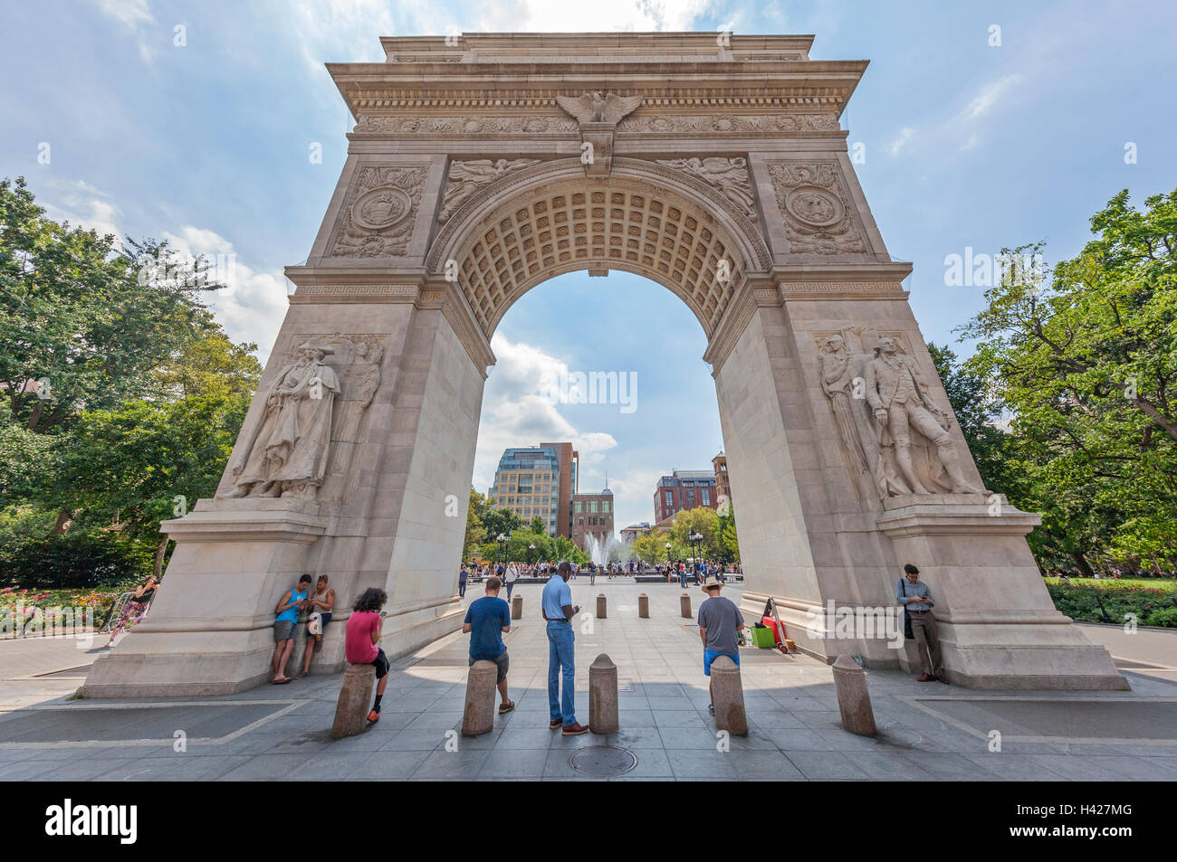 Persone in piedi da Washington Square Park Arco nella città di New York. Foto Stock