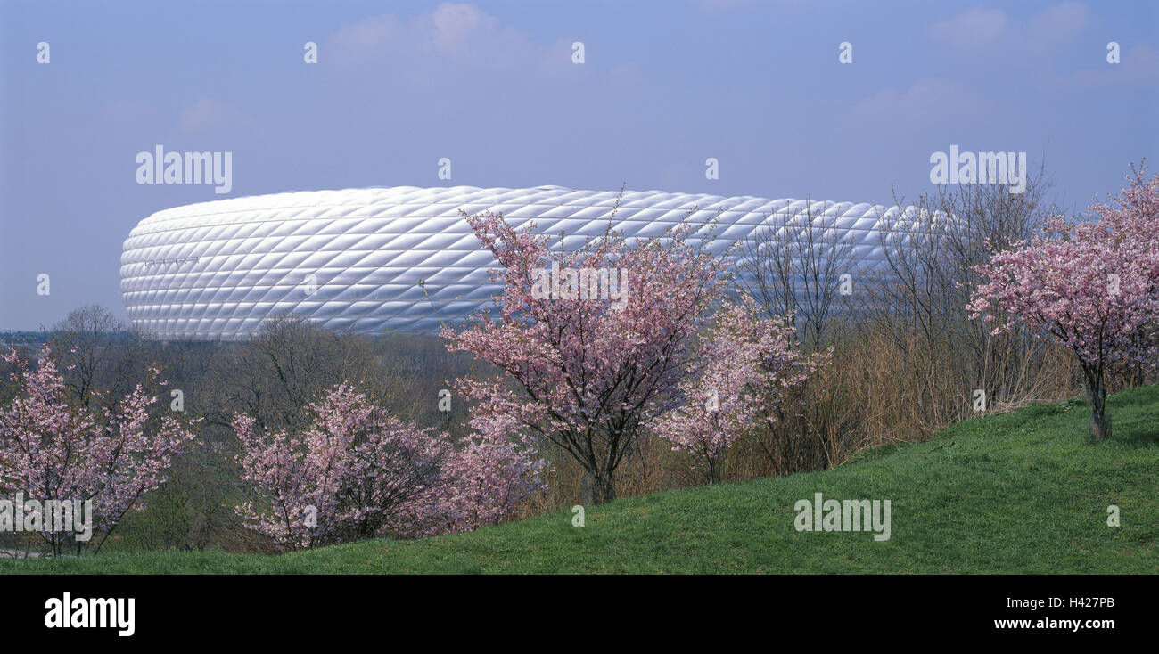 In Germania, in Baviera, München-Fröttmaning, Fußballstadion, Alliance arena, molla, alcuna proprietà di rilascio, Europa, Baviera, stadio stadio sportivo, alliance arena, calcio, sport arena football arena, costruito 2002-2005, club di calcio, FC Bavaria Monaco di Baviera, TSV 1860, degli architetti di Covertex duca e de Meuron, facciata esterna, Busta, ETFE foil cuscini, rombiche, transluzent, al di fuori del coperchio, coperchio di costruzione, costruzione, architettura moderna e innovativa, alberi, fiori, esterno Foto Stock