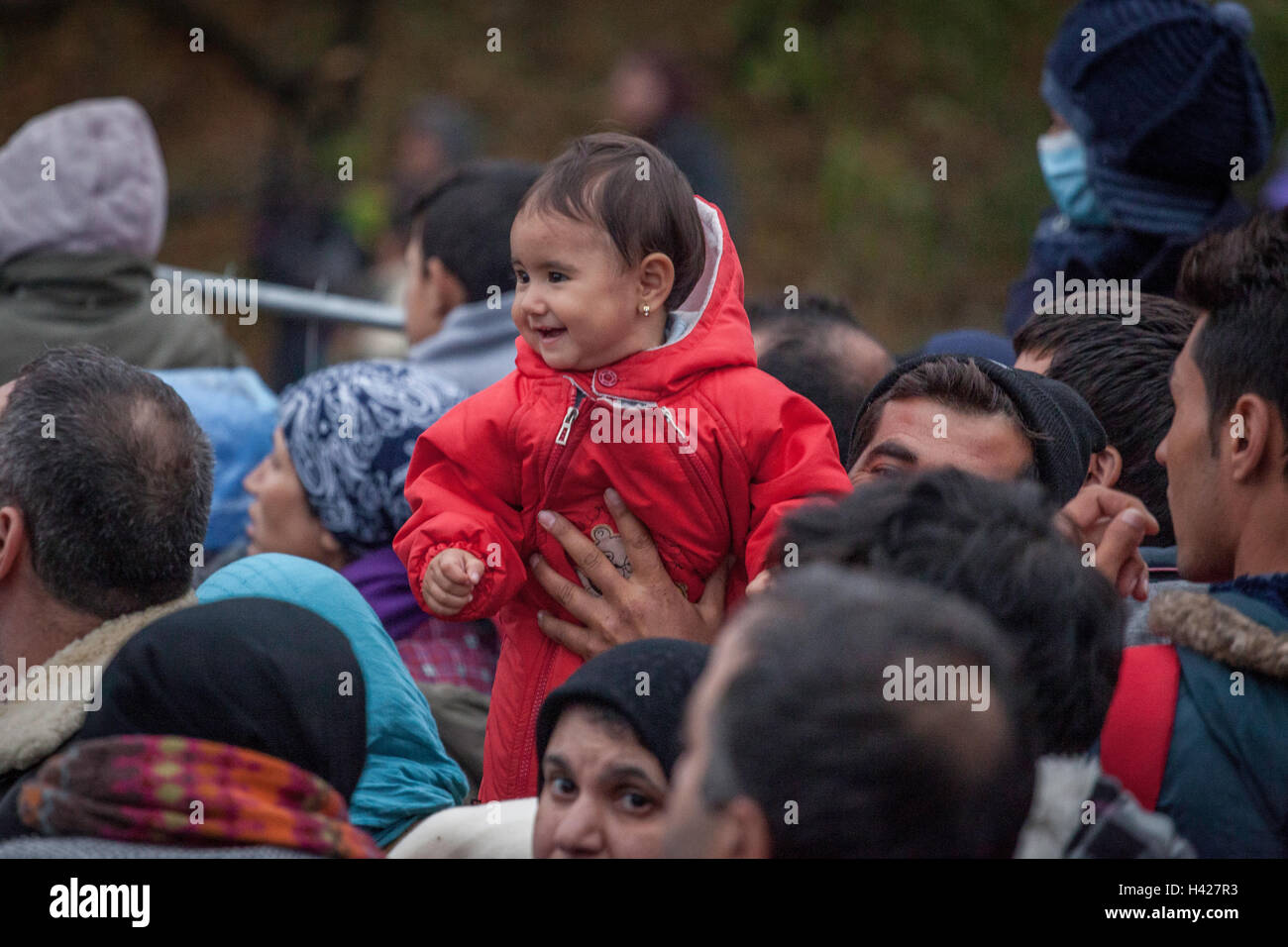 I rifugiati in attesa per il trasporto in Spielfeld Refugee Camp sul confine Slovenian-Austrian Foto Stock