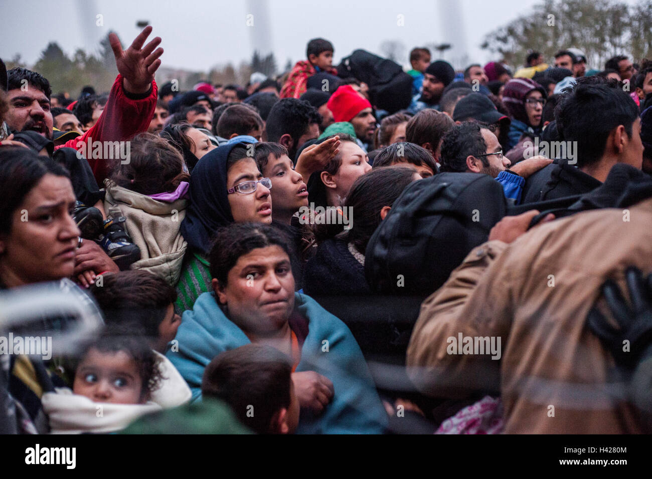 I rifugiati in attesa per il trasporto in Spielfeld Refugee Camp sul confine Slovenian-Austrian Foto Stock