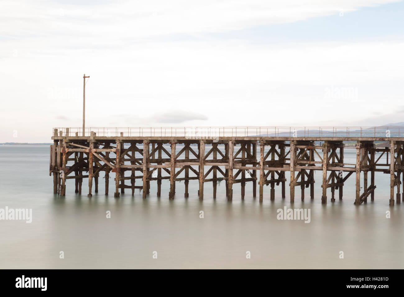 Vecchio legno costiere molo di ormeggio, England, Regno Unito Foto Stock