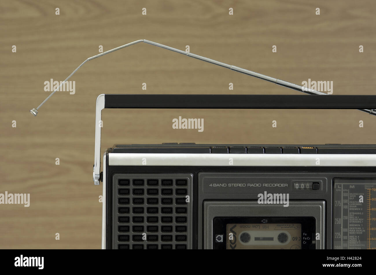 Radiorekorder, vecchio, antenna, piegate, dettaglio, Radio, Rekorder, musica, Kassettenrekorder, retrò, design, reception, audio, audio, altoparlanti stereo, annuncio, scala, frequenza, conversazione elettronica, elettro appliance, notizie, informazioni, media, ascoltando la radio, cassette, Elettro apparecchio, conversazione elettronica, crack, strappato, difetto, piegate, impugnatura, clip, clip di presa, Foto Stock