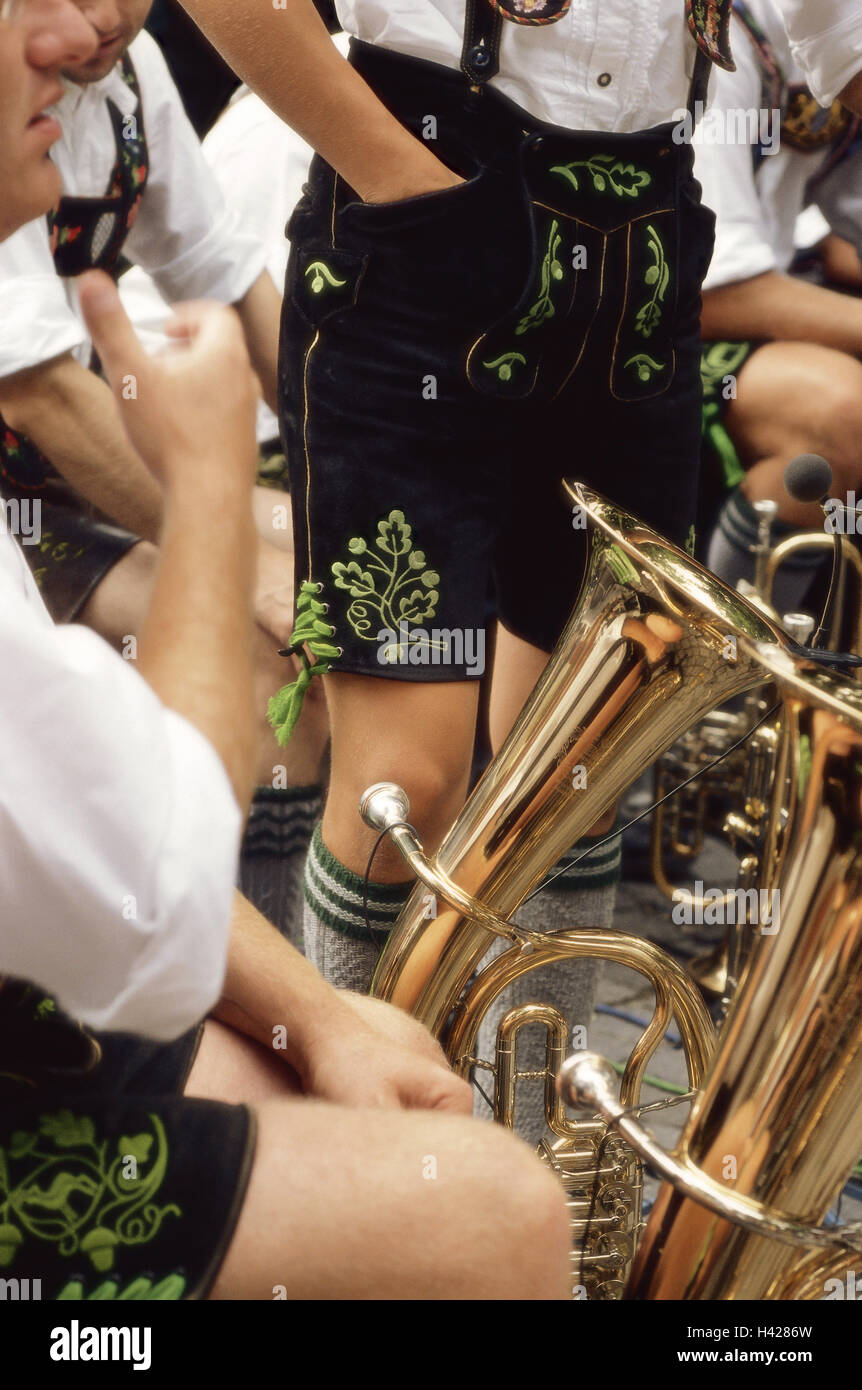 In Germania, in Baviera, Blasmusik, musicisti, abito ufficiale, dettaglio, Germania meridionale, testa la Baviera, folklore, cofano personalizzato, la tradizione, la musica del gruppo, musicisti, uomini, pantaloncini in pelle, strumenti di vento-strumenti, esterno, Foto Stock