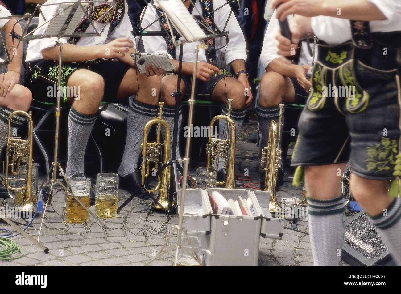 In Germania, in Baviera, musica per strumenti in ottone, musicisti, costume tradizionale, dettaglio, Germania meridionale, Alta Baviera, folklore, tradizioni, la tradizione, la musica del gruppo, musicisti, uomini, pantaloncini in pelle, strumenti di vento-strumenti, esterno, Foto Stock