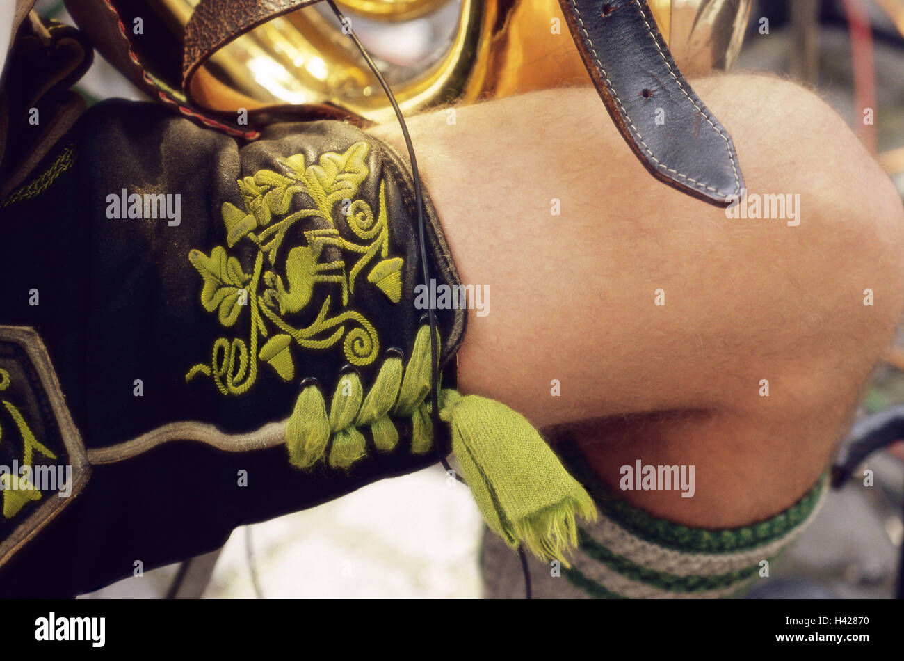 In Germania, in Baviera, musica per strumenti in ottone, musicista, costume tradizionale, dettaglio, Germania meridionale, Alta Baviera, folklore, tradizioni, tradizione, musicisti, uomo, gamba, pantaloncini in pelle, ricamo, strumento, wind-strumento, esterno, Foto Stock