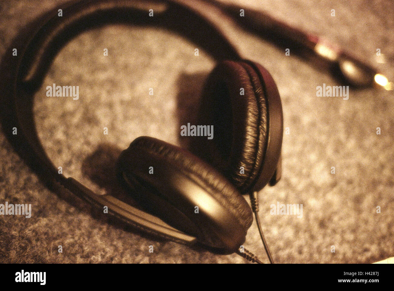 Cuffie, sfocatura,, Tecnologia, trasformatore elettroacustico, la conversione audio-frequenza, modificare le tensioni, Tonsignale, segnali, vibrazioni, acusticamente, acustica, cuffie doppie, clip, tranquillamente la vita, concetto, musica, musica piacere, ascolta heari Foto Stock