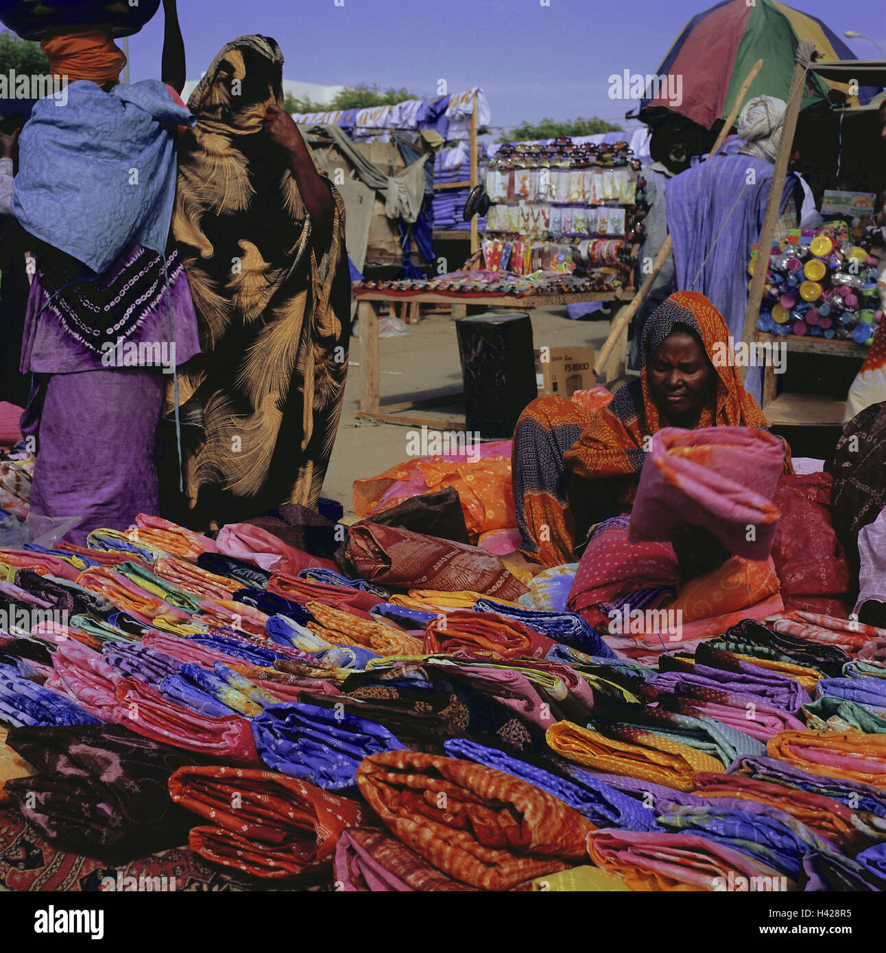 La Mauritania, Nouakchott, mercato, Africa occidentale, Africa, città capitale, economia, commercio, vendite, sostanza mercato, persona, mauritano, Moor, di carnagione scura, concessionario rivenditore di sostanza, cliente, membri, bancarelle e stand di vendita di sostanze, gioielli, luminosamente, colori, ricca di colorazione, varietà e scelta, Foto Stock