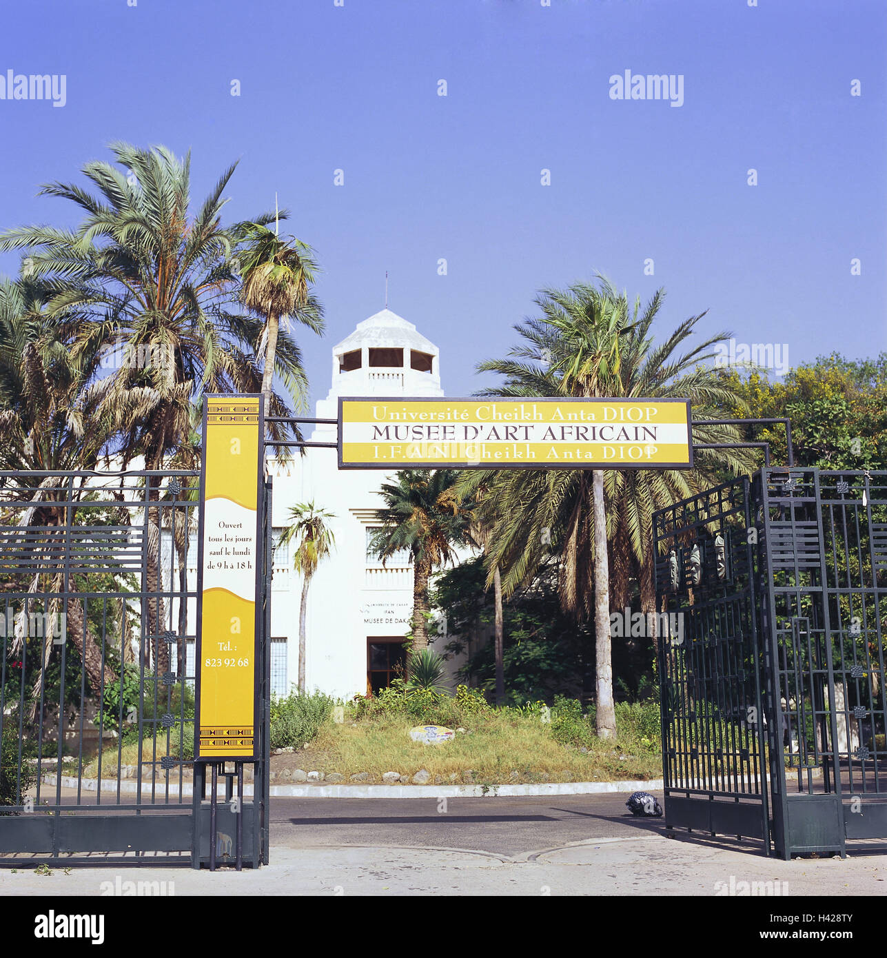 Il Senegal, Dakar, edificio, museo Ifan, istituto Fondamental d'Afrique Noire, obiettivo, Africa occidentale, Africa, penisola di Capo Verde, Porto, città capitale, edificio del museo, un museo Ifan, I.F.A.N., il Musee de Dakar, African Arts Museum, il Musee-d'Art-Africain, arte, cultura, recinto, input, palme, esterno, Foto Stock