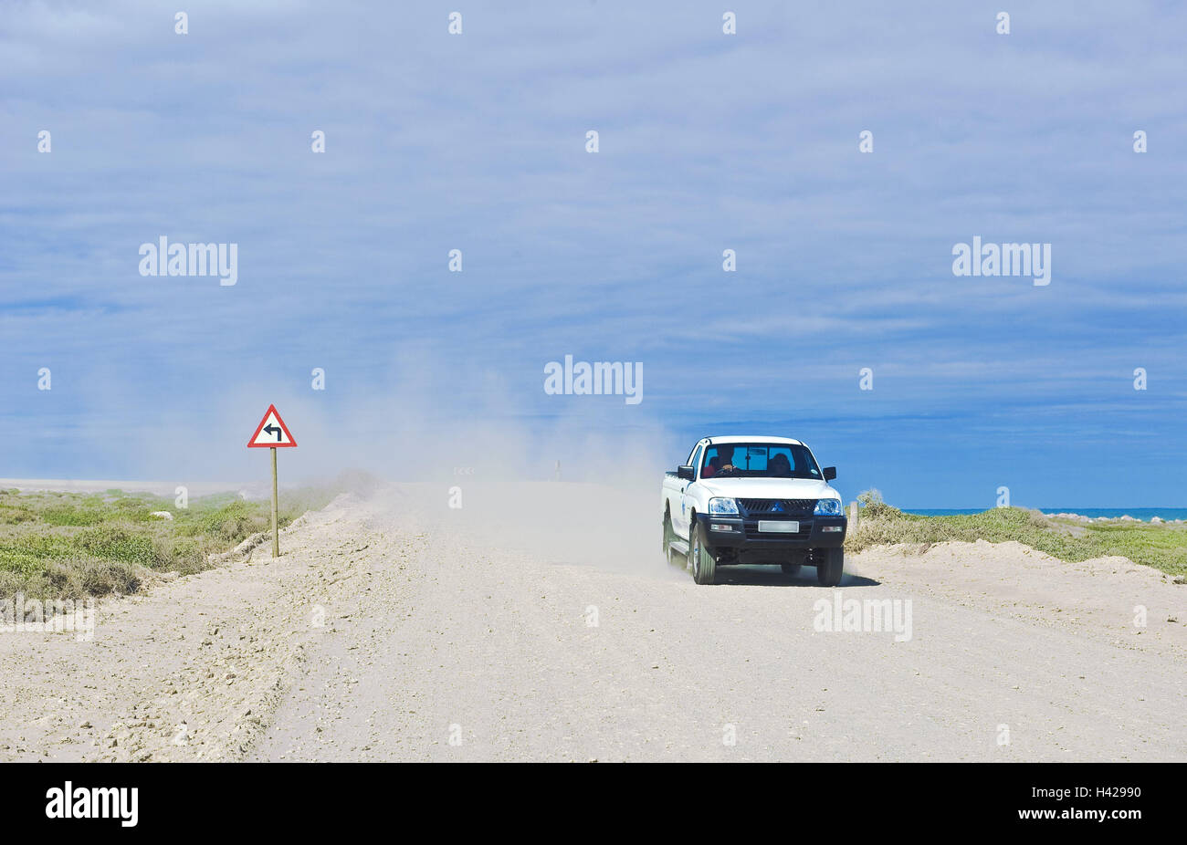 Sud Africa, west cape, montagna di oltre, cape Agulhas, costa, country road, auto, cartello stradale, cielo nuvoloso, Africa, la provincia del Capo, Cape Peninsula, ago Cape Coast, Struitsbaai, paesaggi, paesaggi costieri, street, pista di sabbia, percorso di traffico, slacciata, polveroso, polvere, marciapiede, veicolo, autovetture, sport utility vehicle, andare, turismo, destinazione destinazione di vacanza, persona, solitudine, larghezza, distanza, Horizon, Foto Stock