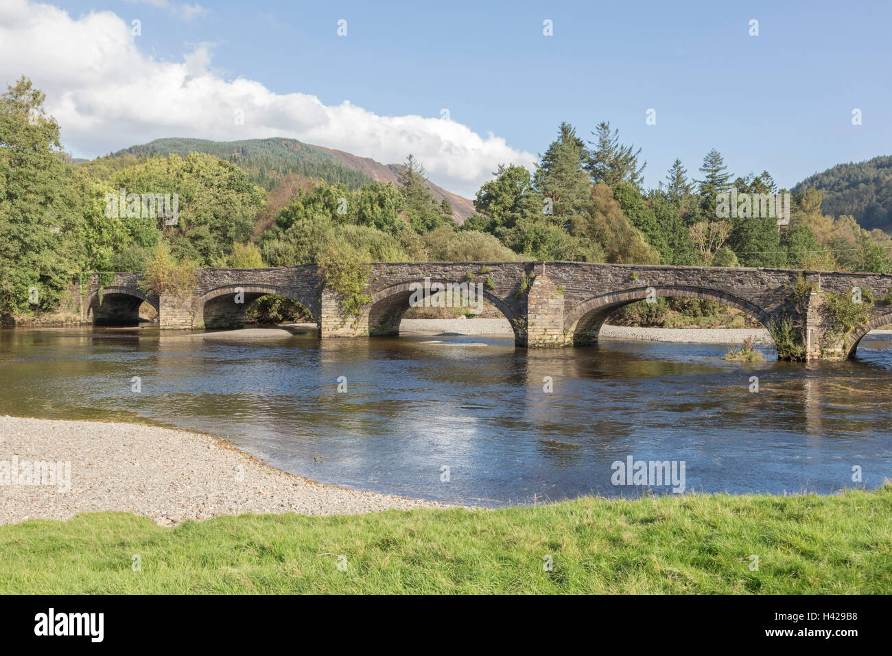 La storica Llanelltyd ponte che attraversa il Afon Mawddach vicino a Dolgellau, Galles del Nord, Regno Unito Foto Stock