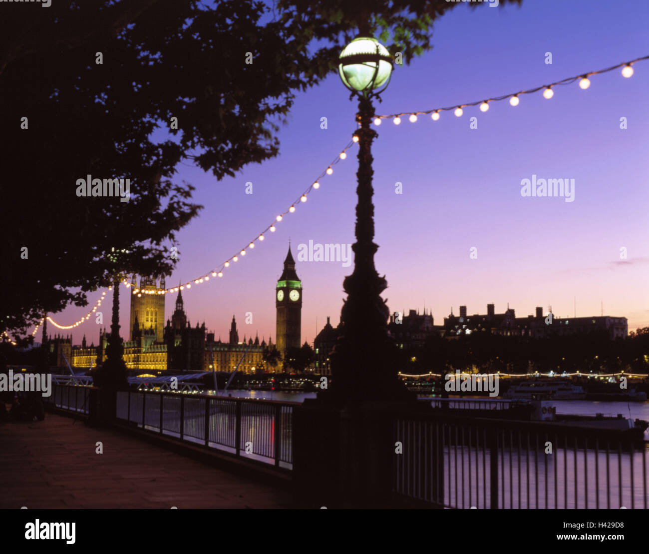 Gran Bretagna, Inghilterra, Londra, il Big Ben e il palazzo del parlamento, illuminazione, sera, Europa, capitale, destinazione, luogo di interesse storico, edificio, architettura, tower clock tower, costruisce nel 1858, il Parlamento, cultura, città viaggi, gite turistiche, estate, Riverside, Thames shore, il fiume Tamigi e lanterna, candela-illuminato rally, atmosfera serale, Foto Stock