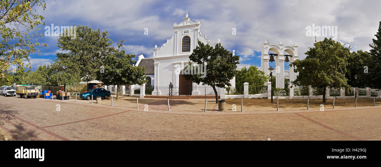 Sud Africa, west cape, Stellenbosch, spazio, chiesa, Chiesa renana, torre campanaria, cielo nuvoloso, immagine panoramica, Africa, struttura, storicamente, religione, luogo di interesse, campane, alberi, costruzione sacra, capo-in olandese, destinazione, stile coloniale, tradizionalmente, Sud Africa, cultura, fede, il cristianesimo, in 1840, meta di vacanza, regione vinicola, nessuno, area vitivinicola, la provincia del Capo, turismo, architettura, panorama, Foto Stock