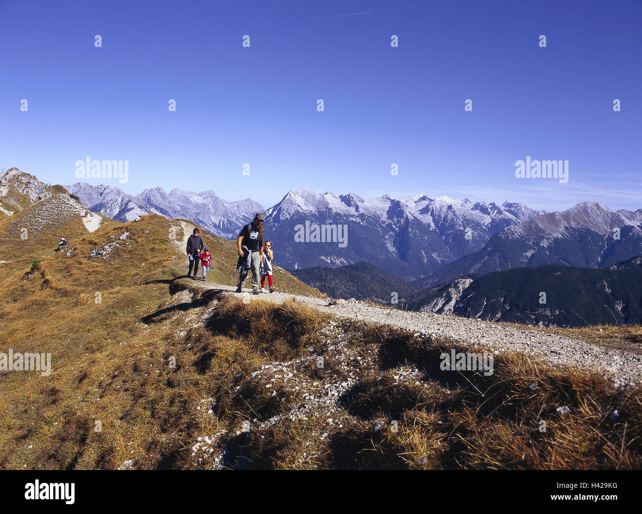 Austria, Tirolo, campo di mare, Karwendel, altezza modo, alpinista, nessun modello di rilascio, Nordtirol, montagne, Karwendelgebirge, alpi, visualizzare la gamma della montagna, gruppo montuoso, modo, persona, Wanderer, a piedi, alpinismo., tempo libero, hobby, famiglia, cielo privo di nuvole, blu, genitori, figli, soleggiato, autunno, visualizzazione Foto Stock