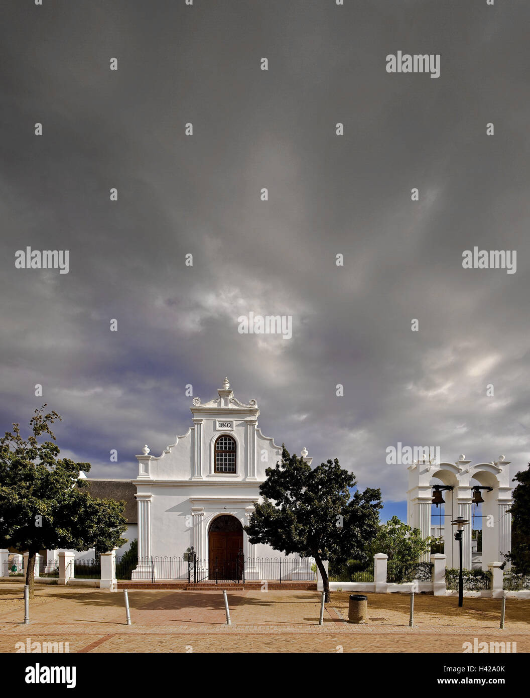 Sud Africa, west cape, Stellenbosch, chiesa, Chiesa renana, torre campanaria, cielo nuvoloso, Africa, struttura, storicamente, religione, luogo di interesse, campane, alberi, costruzione sacra, capo-in olandese, destinazione, stile coloniale, tradizionalmente, Sud Africa, cultura, fede, il cristianesimo, in 1840, meta di vacanza, regione vinicola, nessuno, area vitivinicola, la provincia del Capo, turismo, architettura, Foto Stock