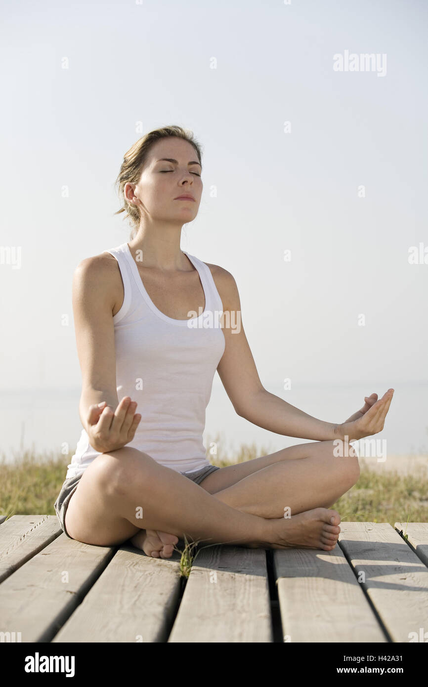 Donna, yoga, meditazione sulla spiaggia, sul mare Foto Stock