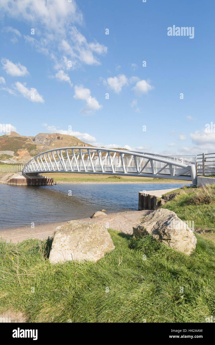 Passerella e cycleway oltre l'Afon Dysynni vicino alla città costiera di Tywyn, Cardigan Bay. Merionethshire, il Galles del Nord. Foto Stock