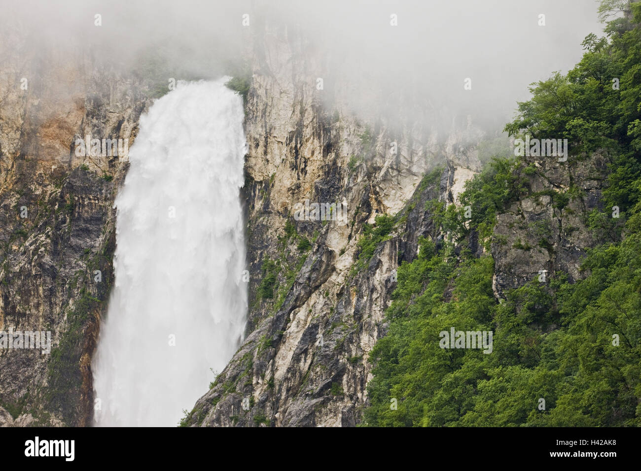 La Slovenia, Boka Wasserfall, rock, duplice vanga, nebbia, Foto Stock
