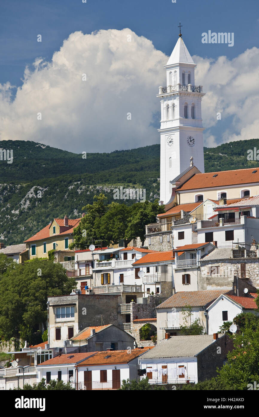 Croazia, golfo di Kvarner, Novi Vinodolski, chiesa, tetti, nubi Foto Stock