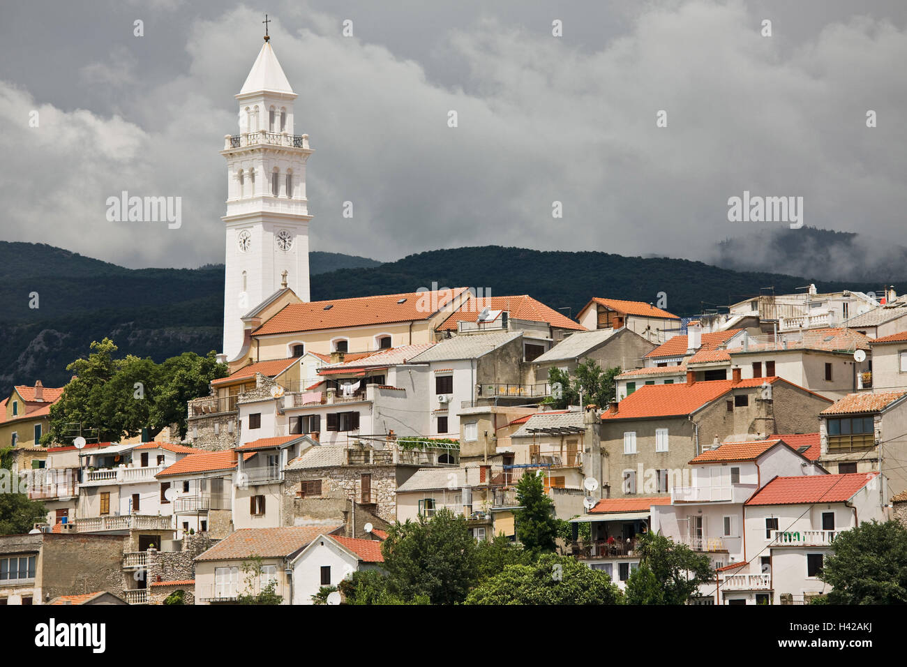 Croazia, baia di Kvarner, Novi Vinodolski, chiesa, tetti, Foto Stock